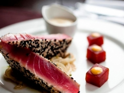 Нежное Филе красного тунца c обжаренным в кунжутных семечках фенхелем и ароматным азиатским соусом